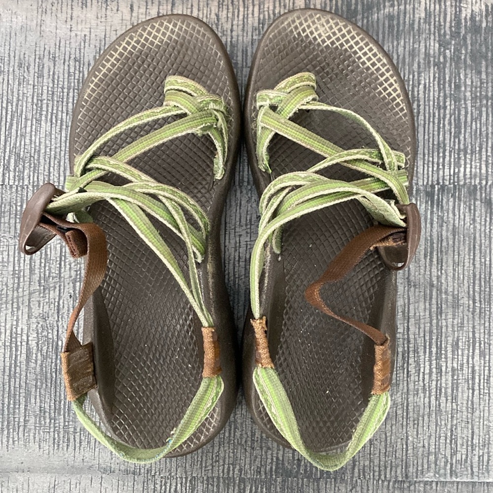 Women’s wide 8 Chaco hiking sandals with vibram sole.